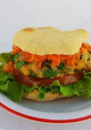Una foto de Hamburguesa de pescado con pan de pita