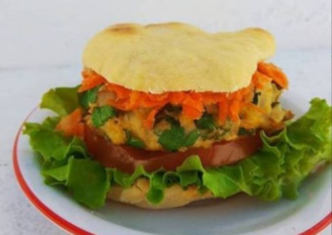 Hamburguesa de pescado con pan de pita