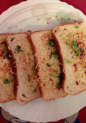 গার্লিক ব্রেড(Garlic Bread recipe in bengali) রেসিপির প্রধান ছবি