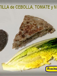 Una foto de Tortilla de cebolla, tomate y nueces