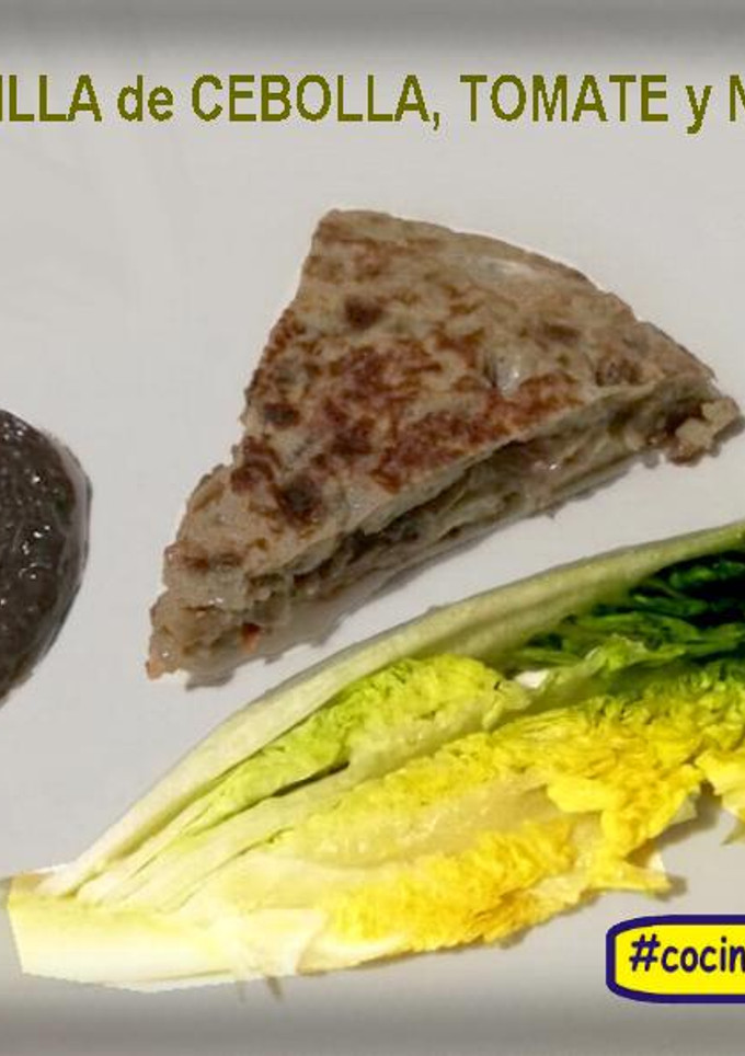 Una foto de Tortilla de cebolla, tomate y nueces