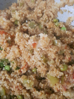 टोमेटो क्विनोआ पुलाव (Quinoa tomato Pulao recipe in Hindi) रेसिपी मुख्य फोटो