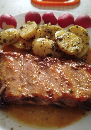Foto principal de Churrasco o costillar de cerdo con patatas al ajo y orégano al horno o en Airfryer