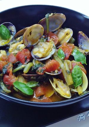 Foto di Vongole in guazzetto con cicoria