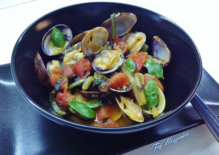 Ricetta Vongole In Guazzetto Con Cicoria Di Tony Mazzanobile Cookpad