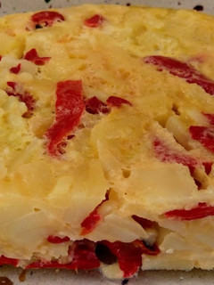 Una foto de Tortilla de patatas, cebolla y pimientos al vapor