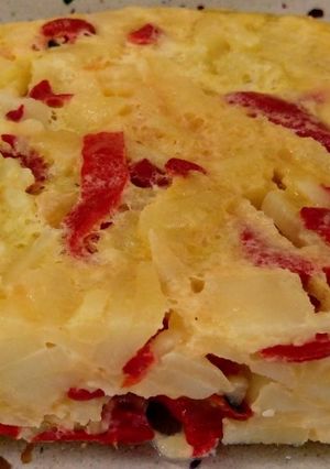 Una foto de Tortilla de patatas, cebolla y pimientos al vapor