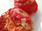 Una foto di pomodori ripieni