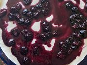 Una foto di cheesecake ai mirtilli