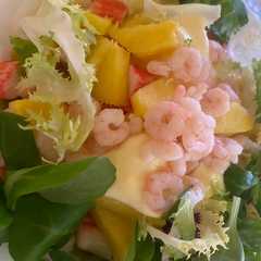 Una foto de Ensalada de pasta, piña, surimi y gambas frías con mayonesa