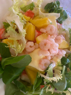 Una foto de Ensalada de pasta, piña, surimi y gambas frías con mayonesa