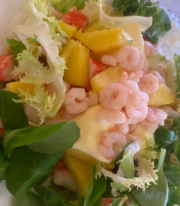 Foto principal de Ensalada de pasta, piña, surimi y gambas frías con mayonesa