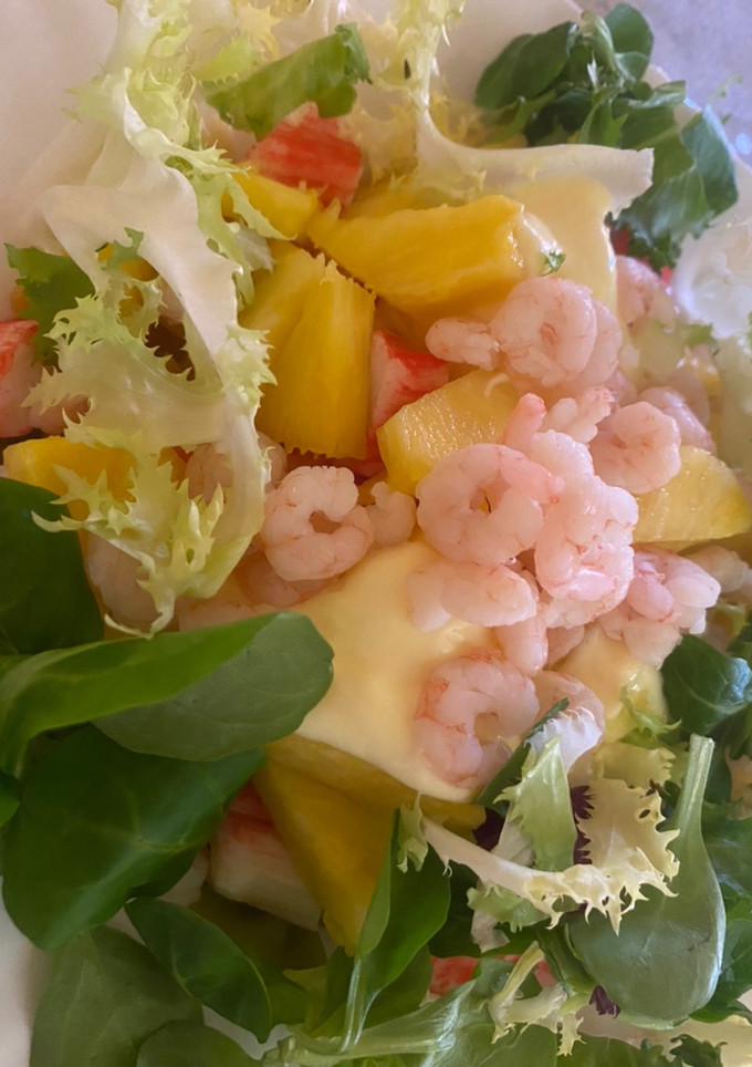Una foto de Ensalada de pasta, piña, surimi y gambas frías con mayonesa
