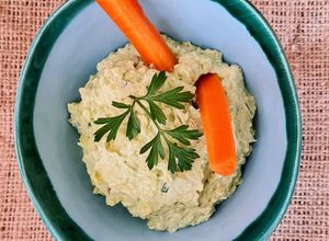 Una foto de Dip de yogur griego y palta con palitos de zanahoria 🥕🍶🥑 cena low carb, fresca y en 2 minutos 🕒