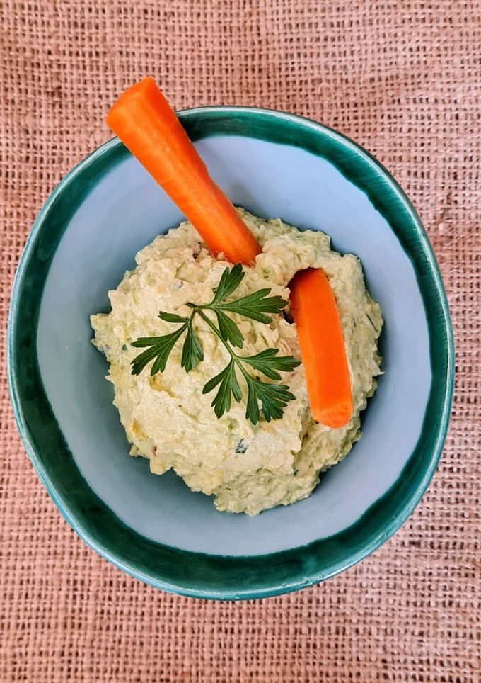 Una foto de Dip de yogur griego y palta con palitos de zanahoria 🥕🍶🥑 cena low carb, fresca y en 2 minutos 🕒