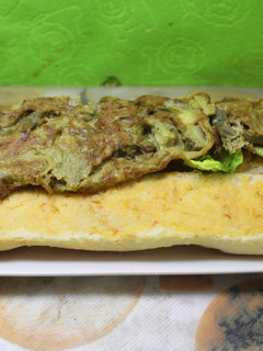 Una foto de Bocadillo de tortilla de alcachofas