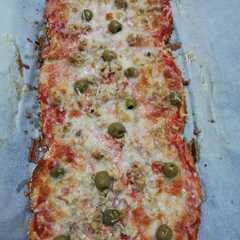 Una foto de Pizza con rebanadas de pan