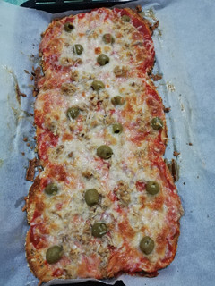 Una foto de Pizza con rebanadas de pan