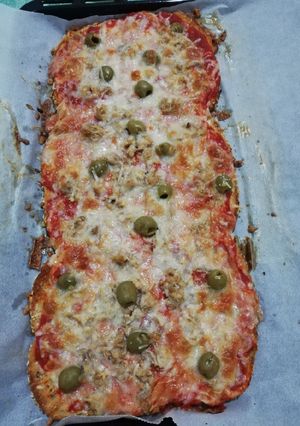 Una foto de Pizza con rebanadas de pan