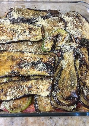 Una foto de Berenjenas asadas con zapallitos y tomate