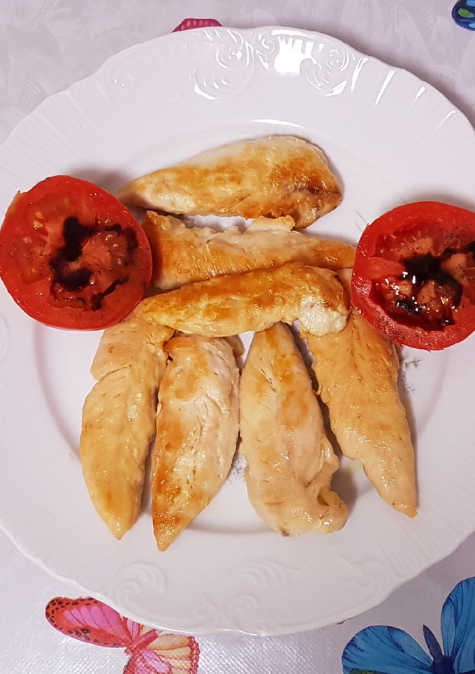 Una foto de Pollo regado con limón