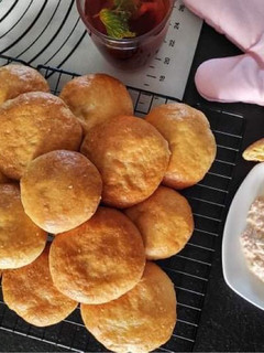 صورة لوصفة القرص الطرية سادة وبالعجوةتقديم (حليمة صالح)