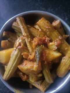 கத்திரிக்காய் முருங்கைக்காய் பொரியல்(brinjal drumstick poriyal recipe in tamil) செய்முறை முக்கிய புகைப்படம்