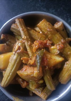 கத்திரிக்காய் முருங்கைக்காய் பொரியல்(brinjal drumstick poriyal recipe in tamil) செய்முறை முக்கிய புகைப்படம்