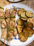 Brochetas de pollo acompañado con calabacín