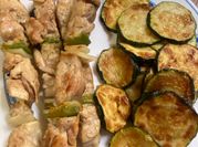 Una foto de brocheta de calabacin
