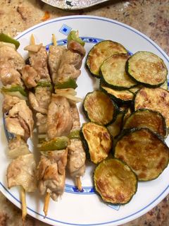 Una foto de Brochetas de pollo acompañado con calabacín