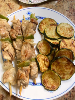 Una foto de Brochetas de pollo acompañado con calabacín