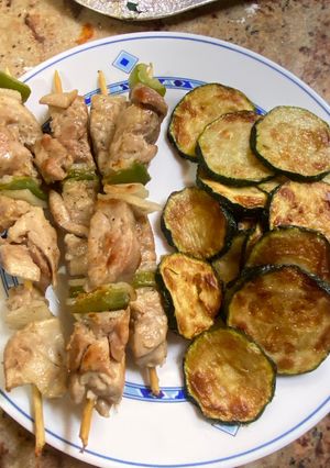 Una foto de Brochetas de pollo acompañado con calabacín