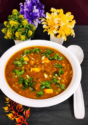 मटर पनीर(matar paneer recipe in hindi) रेसिपी मुख्य फोटो