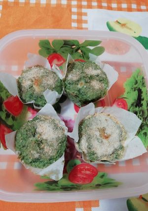 Foto di Muffin di fave e spinaci freschi con cuore di formaggio