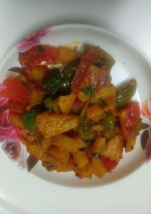 आलू शिमला मिर्च की सब्जी (aloo shimla mirch ki sabzi recipe in Hindi) रेसिपी मुख्य फोटो