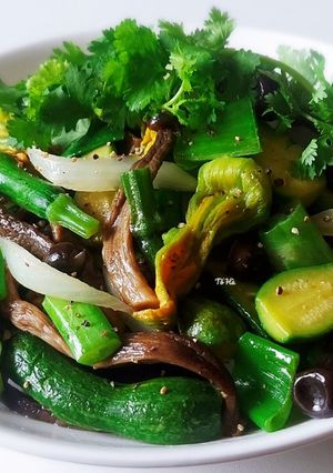 Hình của món NẤM lộc nhung xào bí nụ.