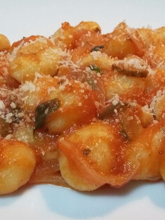 Una foto de Ñoquis con salsa de tomate al Jerez