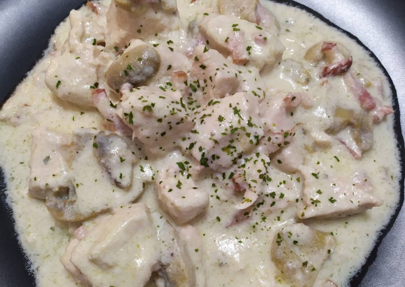 Pollo a la crema con champiñón y bacon