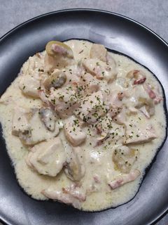 Una foto de Pollo a la crema con champiñón y bacon