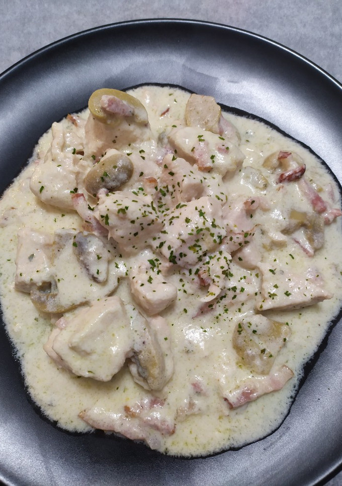 Una foto de Pollo a la crema con champiñón y bacon