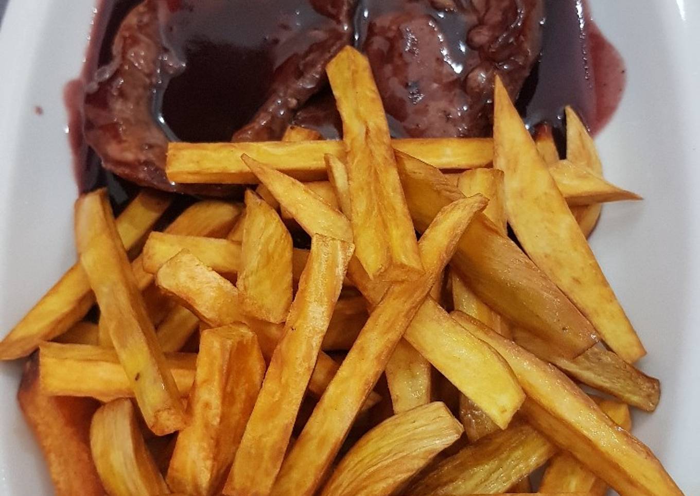 Bondiola al malbec con batatas fritas