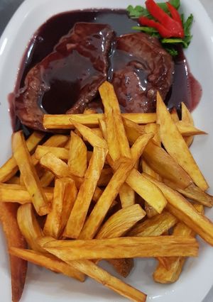 Una foto de Bondiola al malbec con batatas fritas