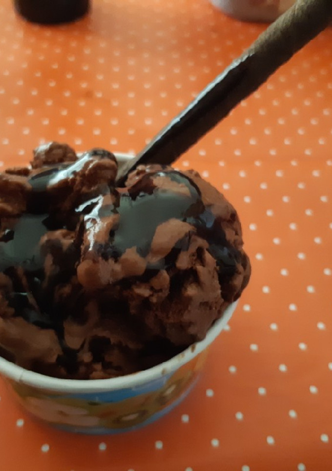 Una foto de Helado de chocolate cremoso