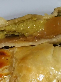 Una foto de Empanadillas de cebolla caramelizada, bacalao y anchoas