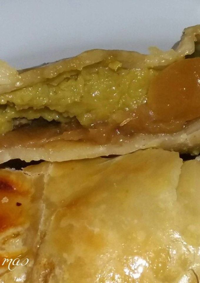 Una foto de Empanadillas de cebolla caramelizada, bacalao y anchoas