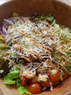 Una foto de Ensalada de hamburguesa deconstruida