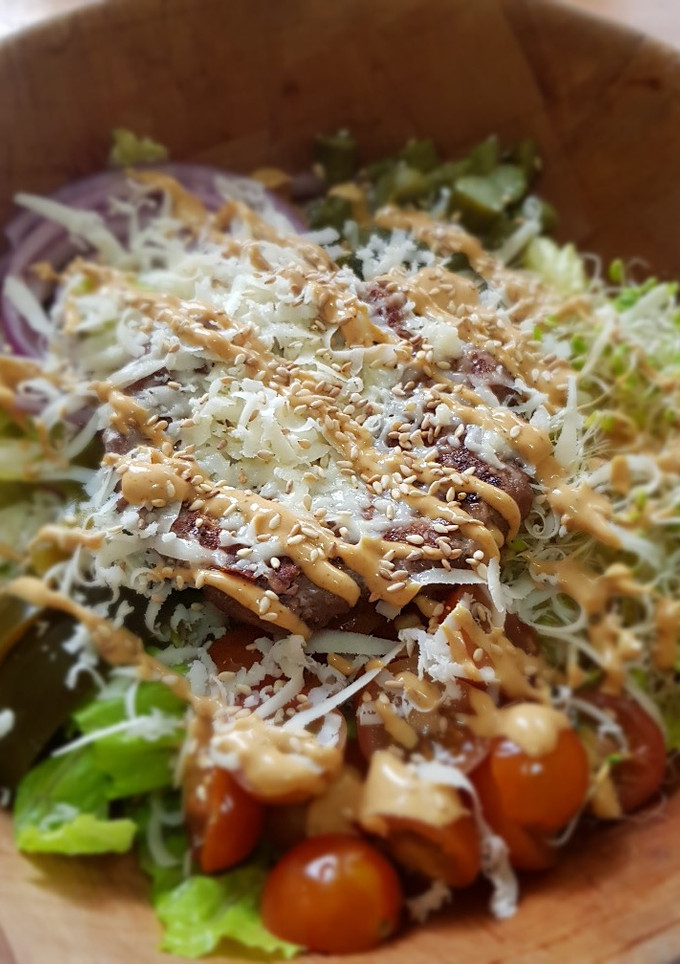Una foto de Ensalada de hamburguesa deconstruida