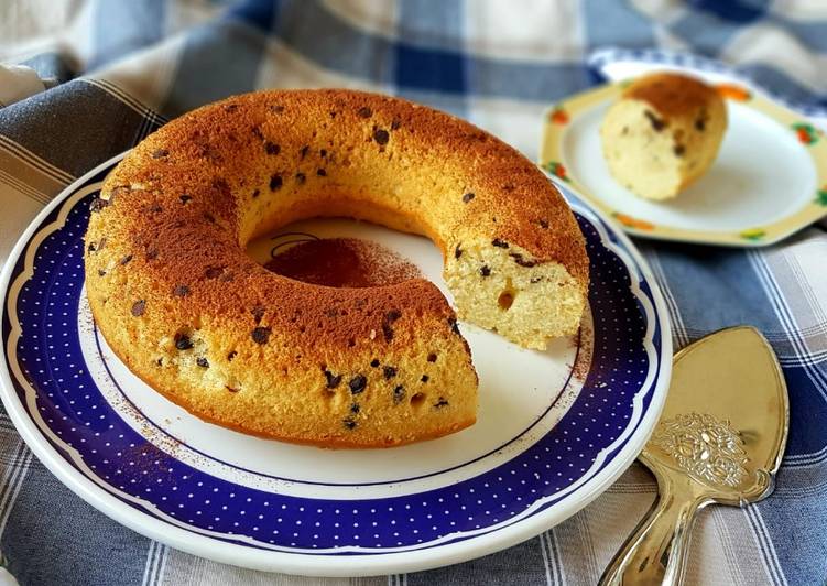 Recetta di Fatto in casa Ciambella alla panna con gocce di cioccolato