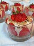 Bicchierini di crema al latte con fragole
